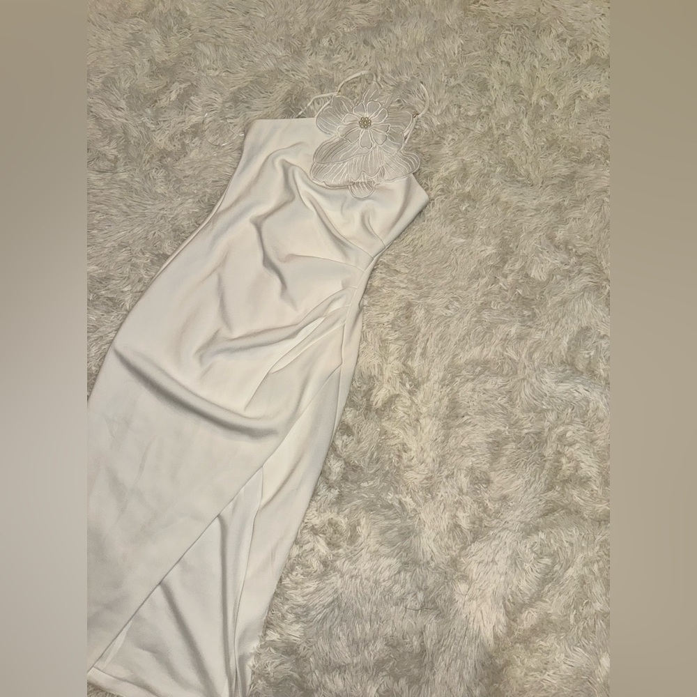 NEW Elliatt Janelle 3d Flower white halter Midi Dress sz L - Picture 6 of 9